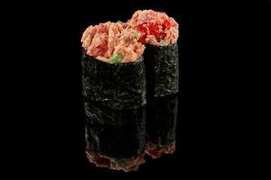 gunkan maki Sushi con Anguila y aguacate en negro antecedentes foto