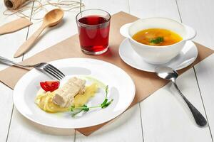 niños conjunto almuerzo de vegetal sopa, machacado patatas con pollo empanada, baya compota foto