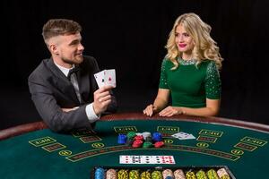 Pareja jugando póker a el mesa. foto