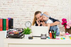 mujer de negocios madre mujer con un hija trabajando a el computadora foto