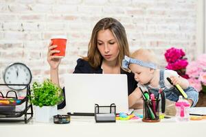 mujer de negocios madre mujer con un hija trabajando a el computadora foto