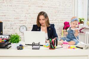 mujer de negocios madre mujer con un hija trabajando a el computadora foto