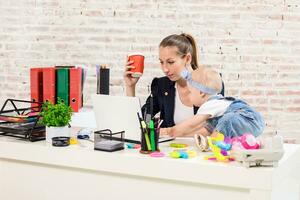 mujer de negocios madre mujer con un hija trabajando a el computadora foto