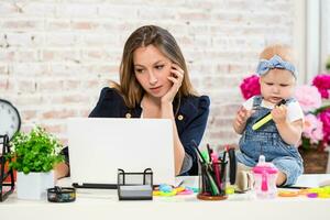 mujer de negocios madre mujer con un hija trabajando a el computadora foto