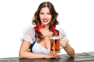 hermosa joven morena niña de Oktoberfest cerveza Stein foto