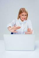 joven mujer de negocios trabajando a ordenador portátil computadora. foto