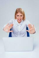 joven mujer de negocios trabajando a ordenador portátil computadora. foto