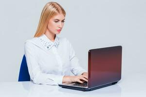 joven mujer de negocios trabajando a ordenador portátil computadora. foto