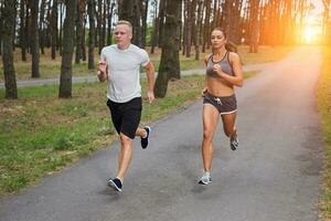 correr en el bosque foto