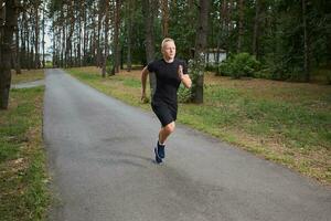 joven atleta corriendo en el bosque foto