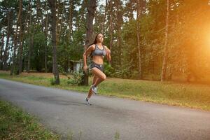 correr en el bosque foto