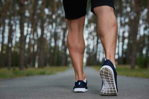 joven atleta corriendo en el bosque foto