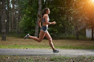 correr en el bosque foto