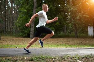 correr en el bosque foto