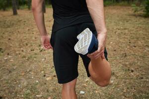 joven atleta corriendo en el bosque foto