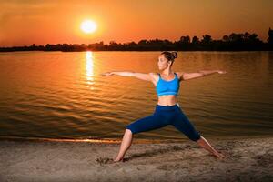 yoga a puesta de sol en el playa. foto