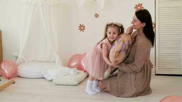 maman donne sa fille une ballon sur sa anniversaire. video