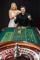 Pareja jugando ruleta gana a el casino. foto