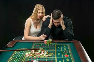 hombres con mujer jugando ruleta a el casino. foto
