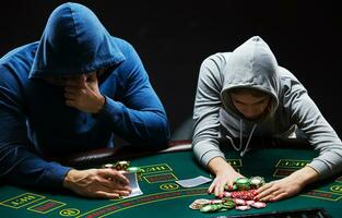 póker jugadores sentado a póker mesa y yendo todo dentro foto