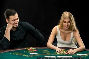 joven Pareja jugando póker, mujer tomando póker papas fritas después victorioso foto