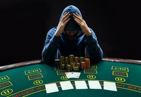 retrato de un profesional póker jugador sentado a atizadores mesa foto