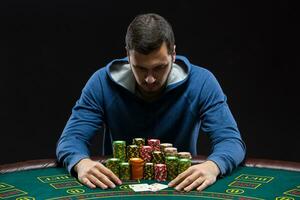 retrato de un profesional póker jugador sentado a atizadores mesa foto