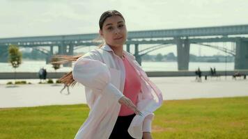 fille Danseur dansant énergique Danse sur le rue dans Urbain atmosphère video