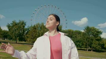 ragazza ballerino danza energico danza su il strada nel urbano atmosfera video