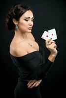 sexy mujer con póker tarjetas foto