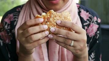 Dames hand- Holding rundvlees hamburger video