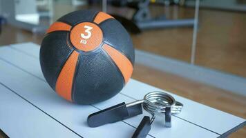 Sportschool uitrusting of halter kettlebell in een Sportschool bank video