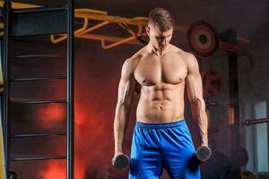 hombre haciendo pesado peso ejercicio con pesas en gimnasio foto