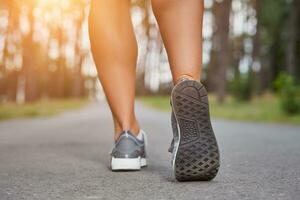 correr en el bosque foto