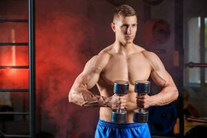 hombre haciendo pesado peso ejercicio con pesas en gimnasio foto