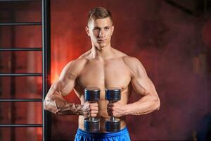 hombre haciendo pesado peso ejercicio con pesas en gimnasio foto