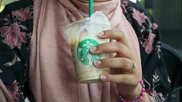 kalkoen Istanbul 12 juni 2023, Dames drinken Starbucks koffie Aan een zonnig dag video