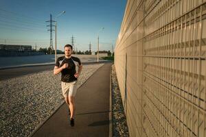 lleno longitud retrato de atlético hombre corriendo foto