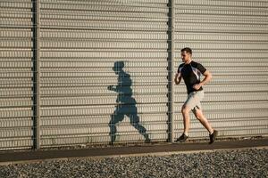 lleno longitud retrato de atlético hombre corriendo foto