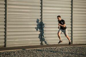 lleno longitud retrato de atlético hombre corriendo foto