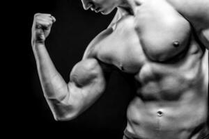 imagen de muy muscular hombre posando con desnudo torso foto