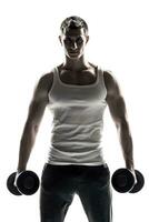 hermoso muscular hombre con pesas aislado en blanco antecedentes foto