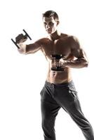 muscular hombre haciendo ejercicios con pesas aislado en blanco antecedentes foto