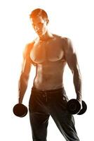fuerte atlético hombre demostración muscular cuerpo con pesas foto