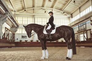 mujer jockey con su caballo foto