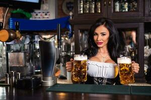 Oktoberfest. morena mujer participación cerveza tazas en bar foto