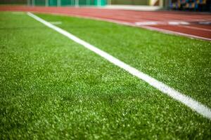 blanco línea en un fútbol campo césped foto