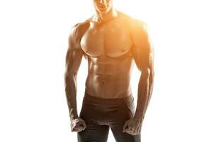 fuerte hombre demostración Perfecto abdominales, hombros, bíceps, triceps y cofre foto
