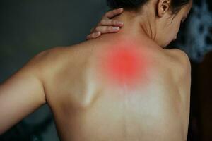 mujer sufrimiento desde cuello dolor foto