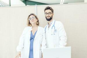 Pareja de doctores en hospital foto